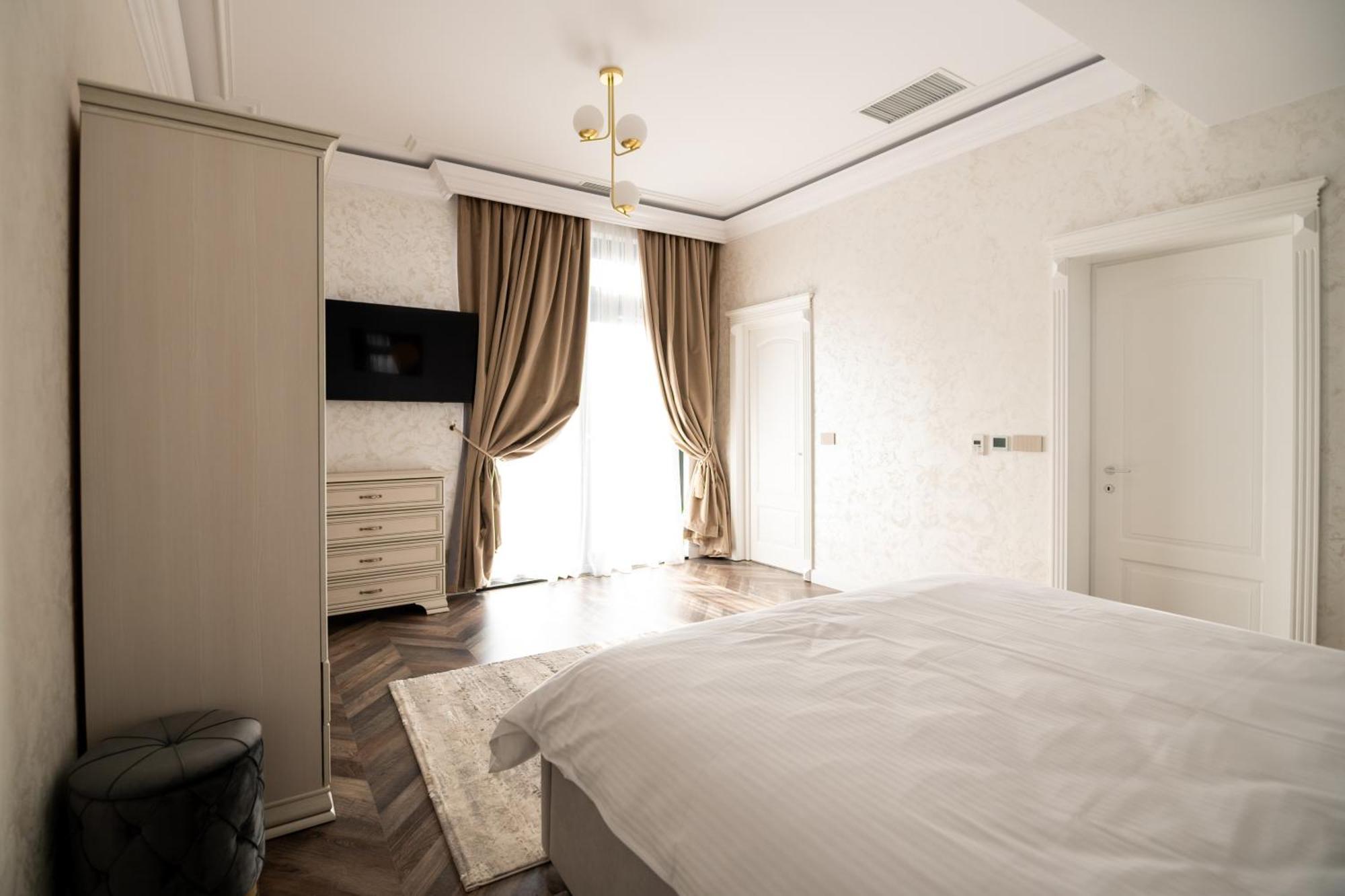 The Penthouse Hotel Vaslui Exterior photo